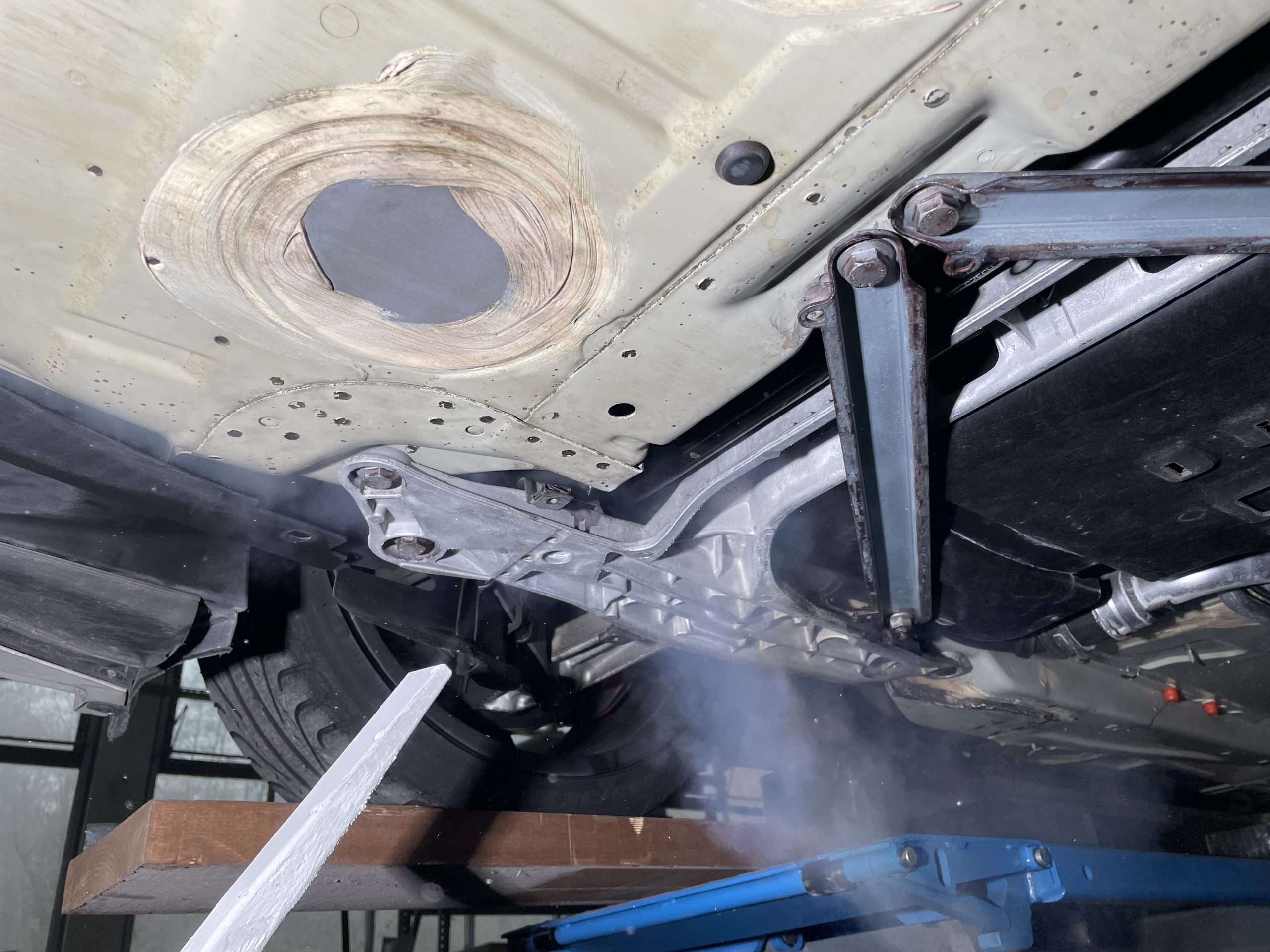 Unterbodenarbeiten an einem Fahrzeug in der Werkstatt in Mudersbach
